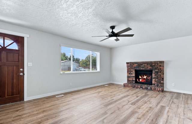 Charming & Spacious 3-Bedroom Home Near Downtown Eagle Gallery 3