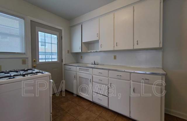 243 Madison Street - 243 Madison Street, Waterloo, IA 50703
