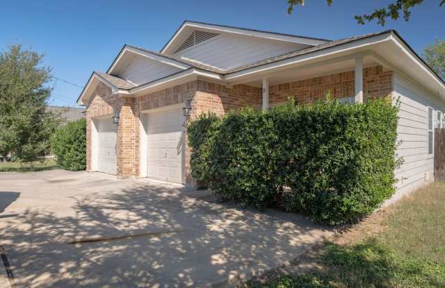 Now Leasing – 3 Bedroom, 2 Bath Duplex in the Heart of Leander! photos photos