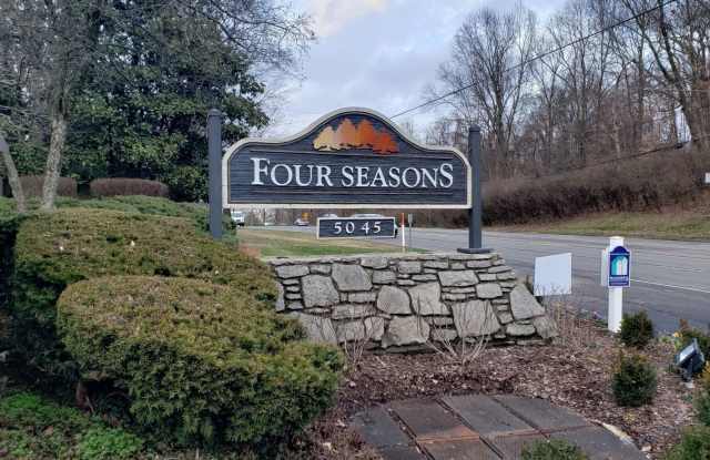 Great 1 bedroom, 1 bathroom condo in the heart of Green Hills! photos photos