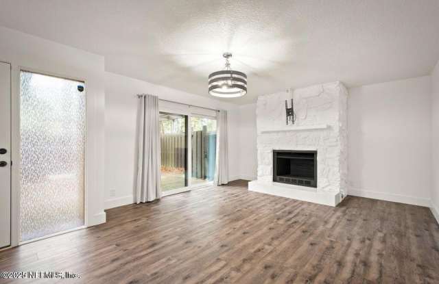 10462 BIG TREE Circle E Gallery 3