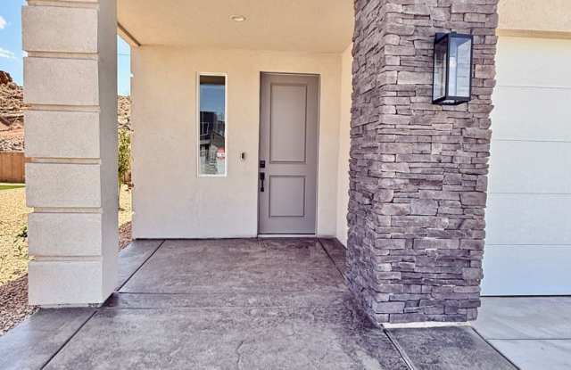 Newer Four Bedroom Townhome in Desert Canyon Gallery 4