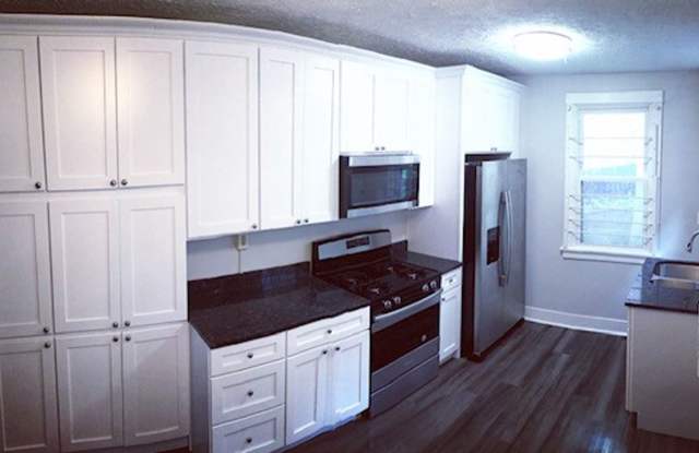 STUDENT RENTAL - HEART OF OAKLAND - 4 BR, 1 BATH TOWNHOUSE Gallery 2