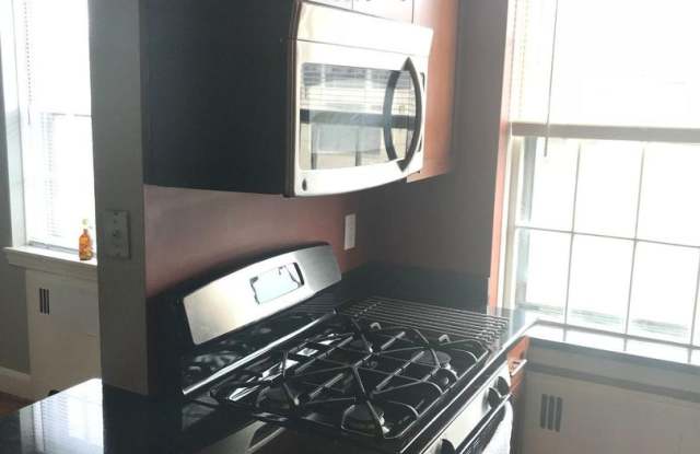 Huge 2 Bed in Brookline! 9w Parking for Rent! Gallery 4