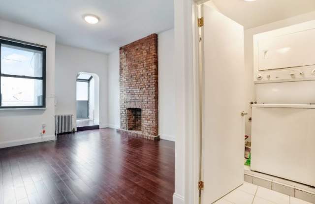 271 W 22nd St Gallery 2
