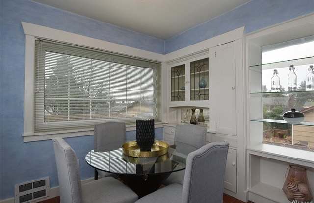Charming West Seattle 1 Bedroom Home with Office and Large Fenced Yard Gallery 3