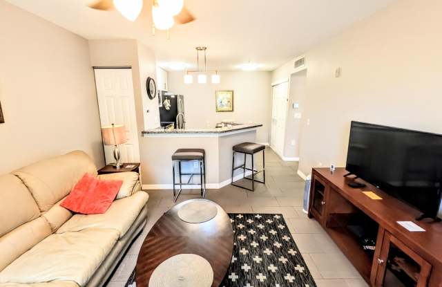 SEASONAL SHORT-TERM 1 BED 1 BATH GROUND FLOOR CONDO Gallery 4