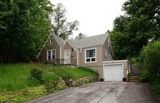 LARGE Omaha 3 bedroom house in the Amber Place neighborhood home open now! Check out 2108 S 46th St Gallery 4