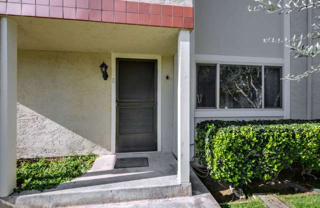 2bed/2.5bath Townhouse with Updated Kitchen! Gallery 1