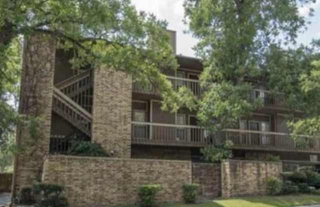 PRE-LEASE 2025/2026: Excellent Roommate Floorplan, Washer/Dryer Included, Location Location Location! photos photos