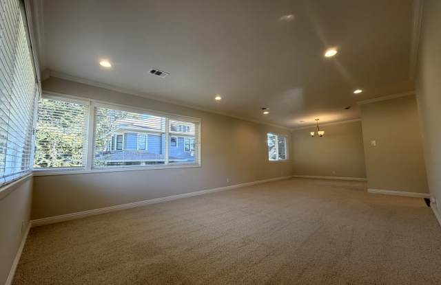 Updated Top Floor 2 Bedroom/1 Bathroom Apartment with in unit laundry Gallery 2