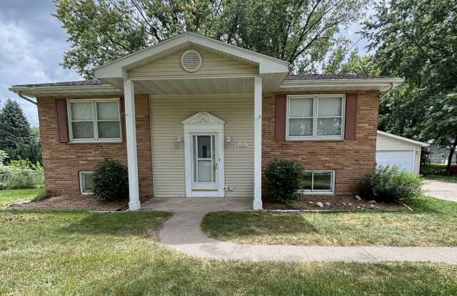 Spacious 3 bedroom, 2 bath home in Waterloo - 4152 Suburban Drive, Waterloo, IA 50702