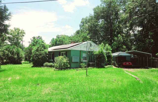 Adorable 3 bedroom 2 bath with bonus room - 605 Northwest 33rd Avenue, Gainesville, FL 32609