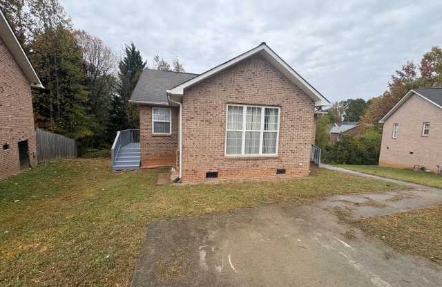 3bed 2bath HOUSE $1,575.00/mo! ✨ Gallery 3