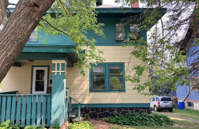 AVAILABLE JUNE - Spacious 6 Bed 1.5 Bath Home near Campus - 538 Woodland Avenue, Duluth, MN 55812