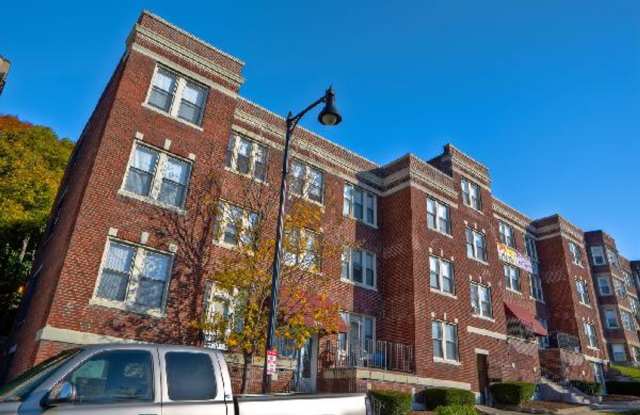 Huge 1 Bed w/ Balcony - On the Green Line Gallery 1