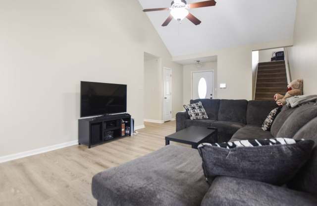 Pet Friendly Three Bedroom with Bonus! Gallery 4