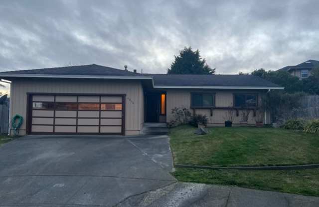 Quiet neighborhood, spacious home, large yard, pet friendly - 4868 Allen Court, Bayview, CA 95503