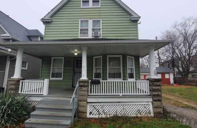 Single Family Home 3 beds 1 bath Available Now! Gallery 1
