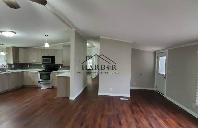 FIRST MONTH FREE! Beautifully Renovated 3 BR / 2 BA Home Gallery 4