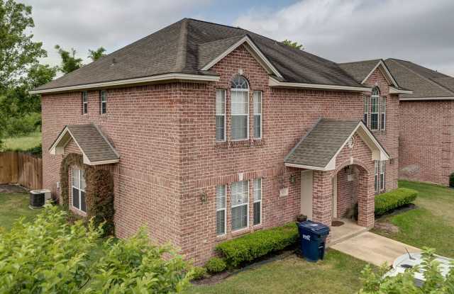 Beautiful 3 Bed, 3.5 Bath Minutes from Campus for SUBLEASE photos photos