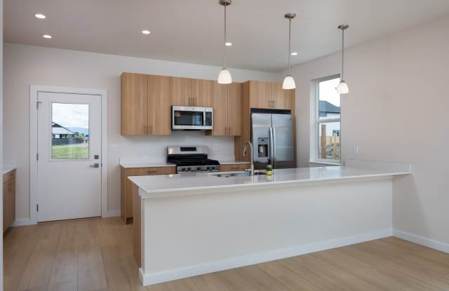 Stunning 4 bed, 3 bath - Corner Lot Gallery 4