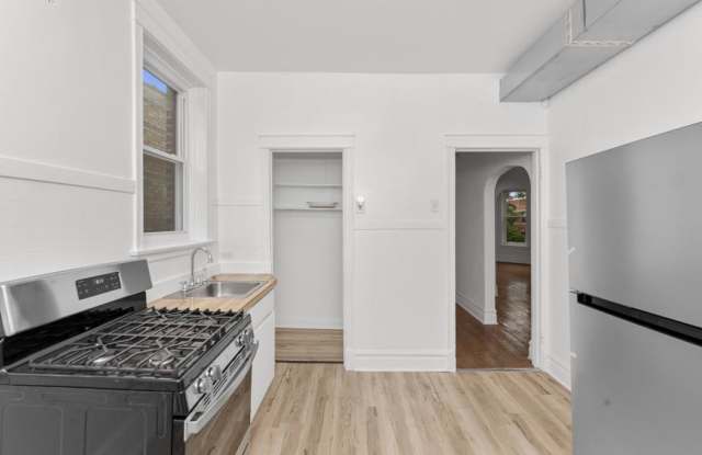 1353 West Catalpa Gallery 4