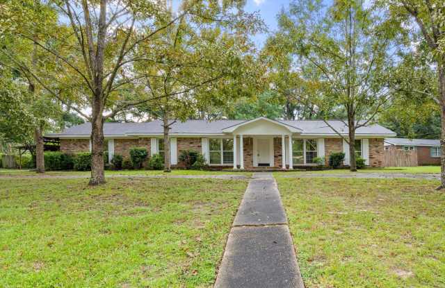 GREAT LOCATION AND MOVE IN READY photos photos