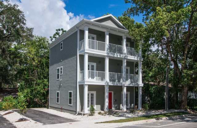 Beautiful 6 Bedroom House - Walk to UF & Sorority Row Gallery 1
