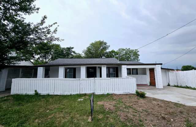 Charming 3-Bedroom Home for Lease in Downtown Manor, TX photos photos
