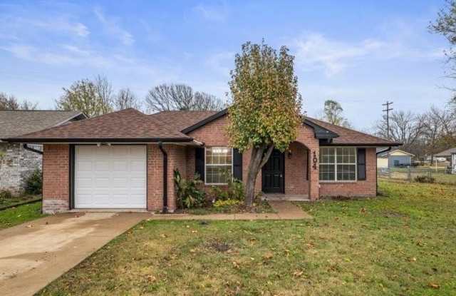 104 S Poplar Street photos photos