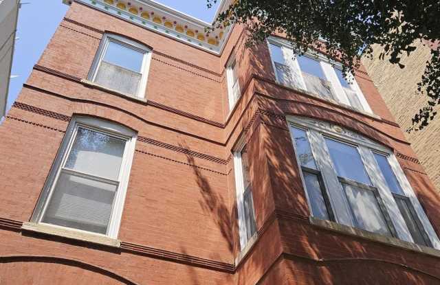 304 W Evergreen Avenue Gallery 1