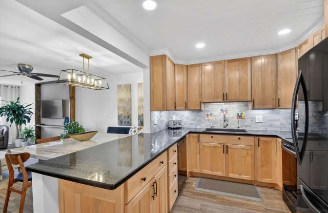 1502 S Lakeside Drive Gallery 2