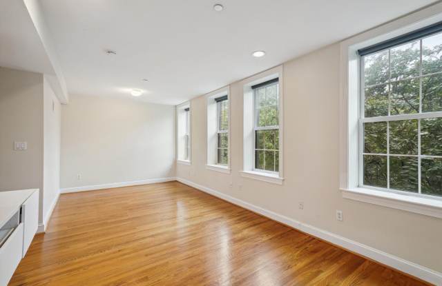 Beautiful 2BR/2BA Condo in the heart of Columbia Heights Gallery 3