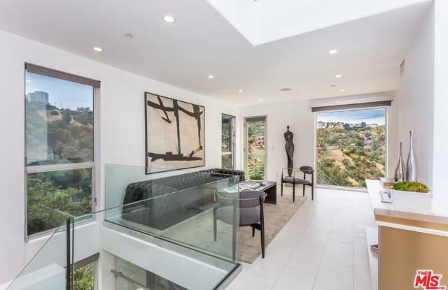 8401 GRAND VIEW Drive Gallery 2