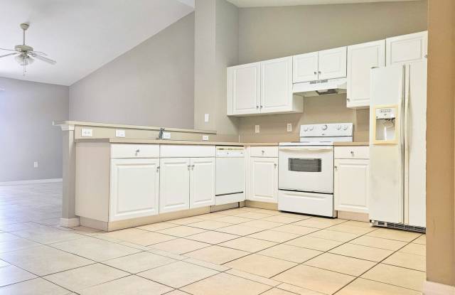 3 BR / 2 BA Duplex Conveniently Located in Lehigh Acres Gallery 3