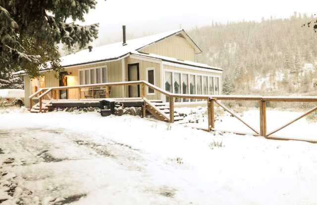 Bus Route! Pet Negotiable! Large Fenced Yard! Backs to National Forest! Hot tub! 9 Month Lease photos photos