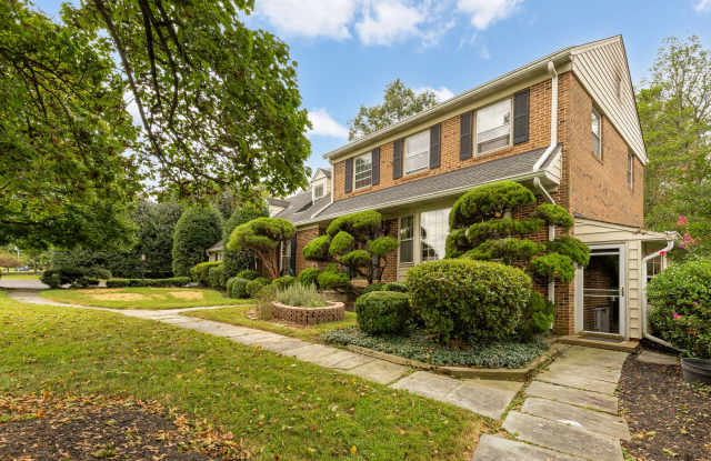 Impressive 5BR/3.5BA Luxmanor Home with Multiple Living Spaces Gallery 3