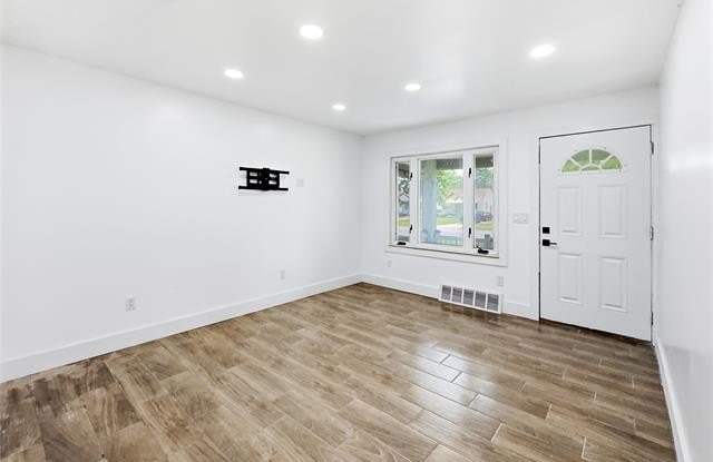 2090 Moran Avenue Gallery 3