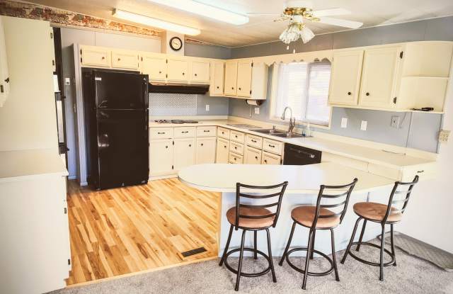 1715 17th Avenue South - 1715 17th Avenue South, Great Falls, MT 59405