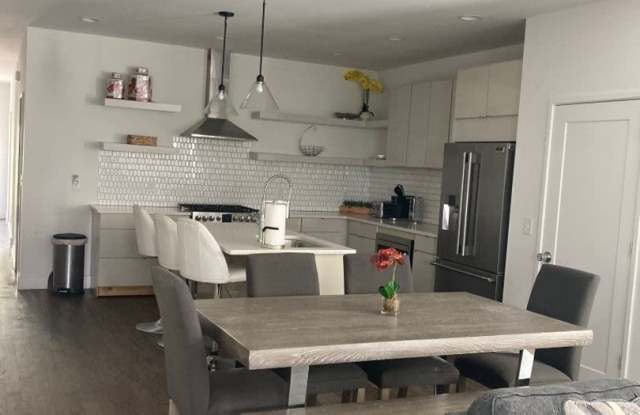 ONE MONTH FREE!! 4BR Townhome - Minutes from Oracle Campus Gallery 4