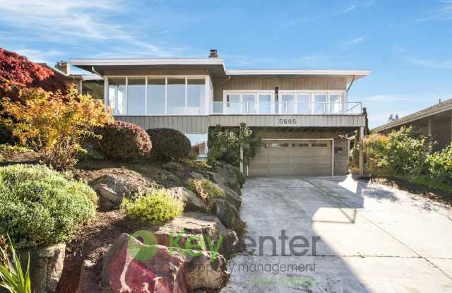 Sophisticated Four Bedroom Home with Vaulted Ceilings Gallery 3