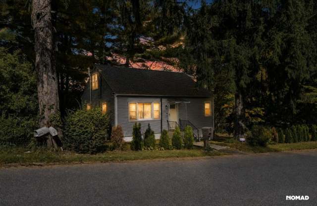 Charming 4BR House in Waterbury Gallery 1