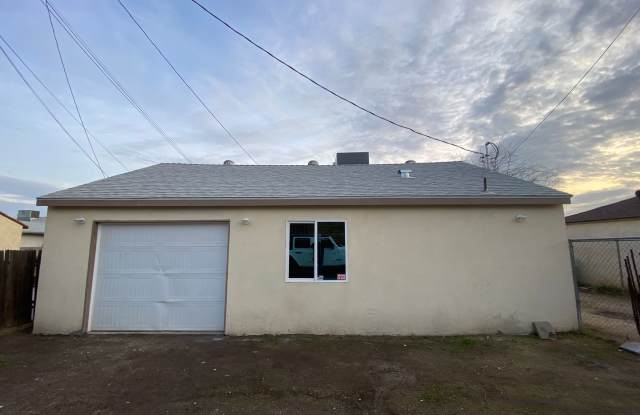 Charming 2 BD 1 BA House in Central SW Bakersfield - 2706 Truxtun Avenue, Bakersfield, CA 93301