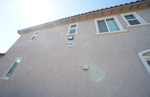 SHOWINGS AVAILABLE NOW Gallery 3