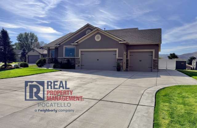 4 bedroom 3 bath house - 3 car garage - Fully fenced in yard Gallery 1