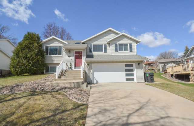 Spacious 5 Bed, 2 Bath Split-Level Home Near Bishop Elementary - 445 43rd Avenue Northwest, Rochester, MN 55901 Spacious 5 Bed, 2 Bath Split-Level Home Near Bishop Elementary - 445 43rd Avenue Northwest, Rochester, MN 55901
