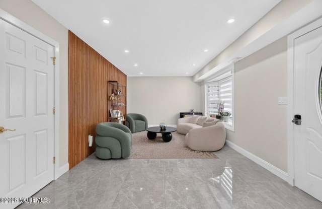 31 Peach Tree Road Gallery 2