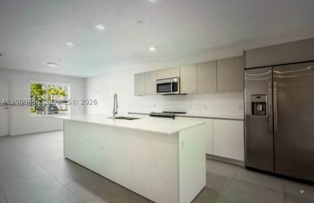 2555 NE 193 ST Gallery 2