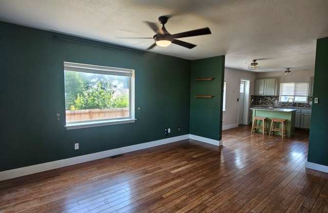 Comfortable 3-Bedroom, 2-Bath Lower Unit with Partially Fenced Yard in West Bremerton Gallery 3